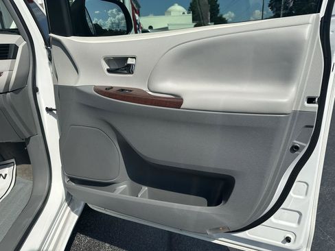 Used 2012 Toyota Sienna XLE FWD image 27