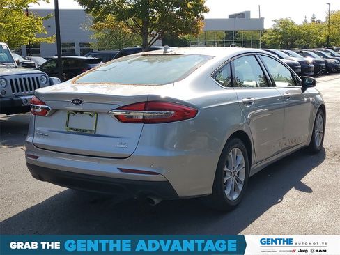 Used 2020 Ford Fusion SE image 4