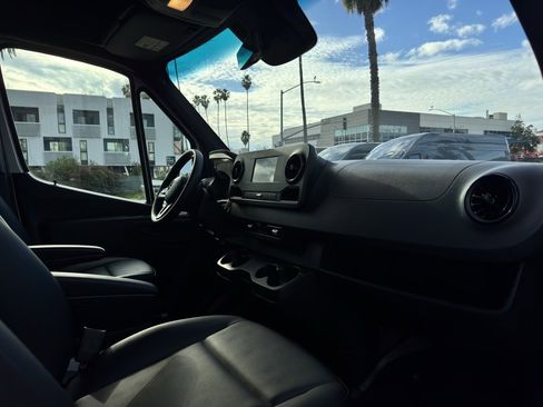 Used 2024 Mercedes-Benz Sprinter 2500 image 28