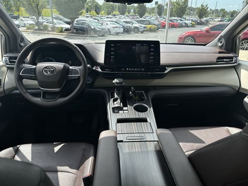 Used 2024 Toyota Sienna Platinum AWD/4WD image 22