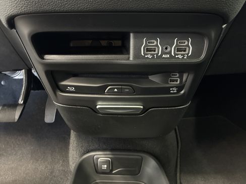 Certified 2025 Chrysler Pacifica Select w/ Uconnect Theater Family Group FWD image 30