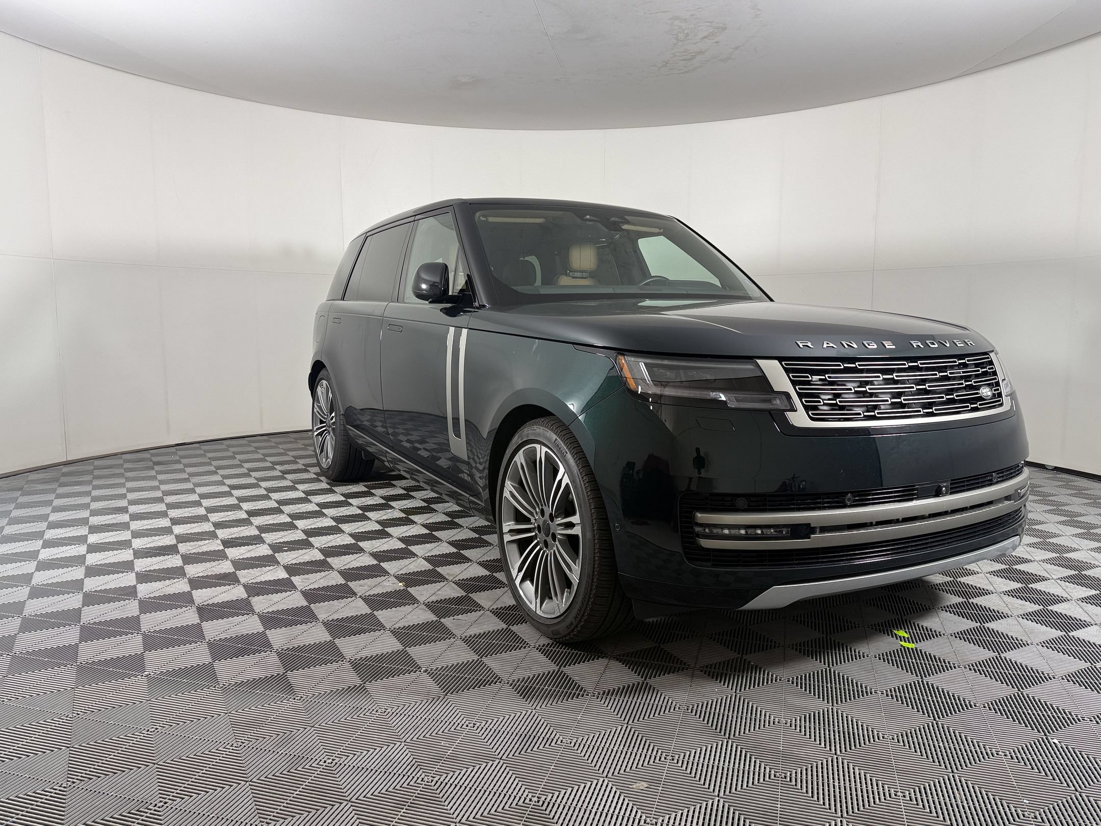 Used 2026 Land Rover Range Rover Long Wheelbase SE AWD/4WD image 7