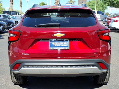 Used 2025 Chevrolet Trax LT w/ LT Convenience Package FWD image 4