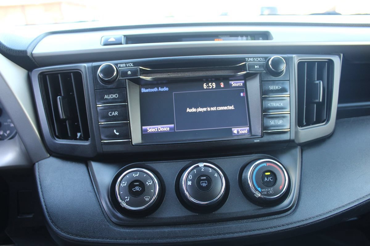 Used 2018 Toyota RAV4 LE FWD image 25
