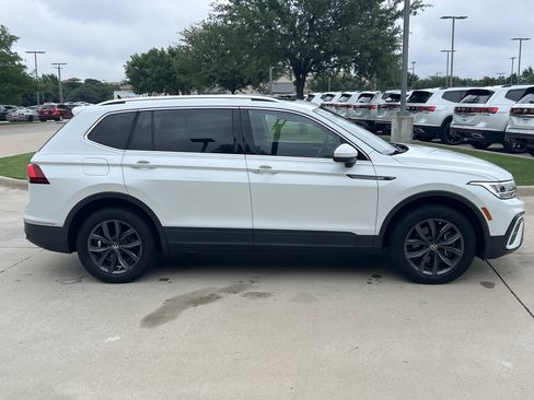Used 2023 Volkswagen Tiguan SE w/ Panoramic Sunroof Package FWD image 11
