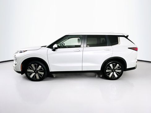 Used 2025 Mitsubishi Outlander SE FWD image 4