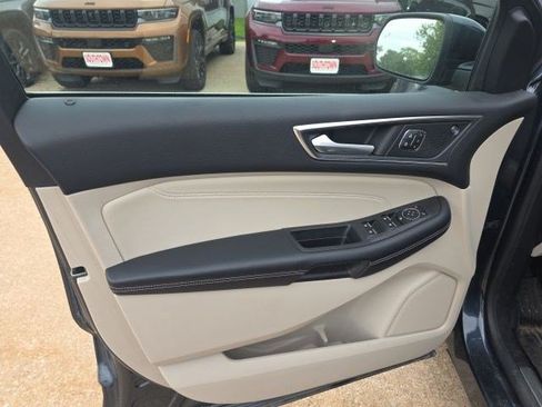 Used 2022 Ford Edge Titanium AWD/4WD image 16