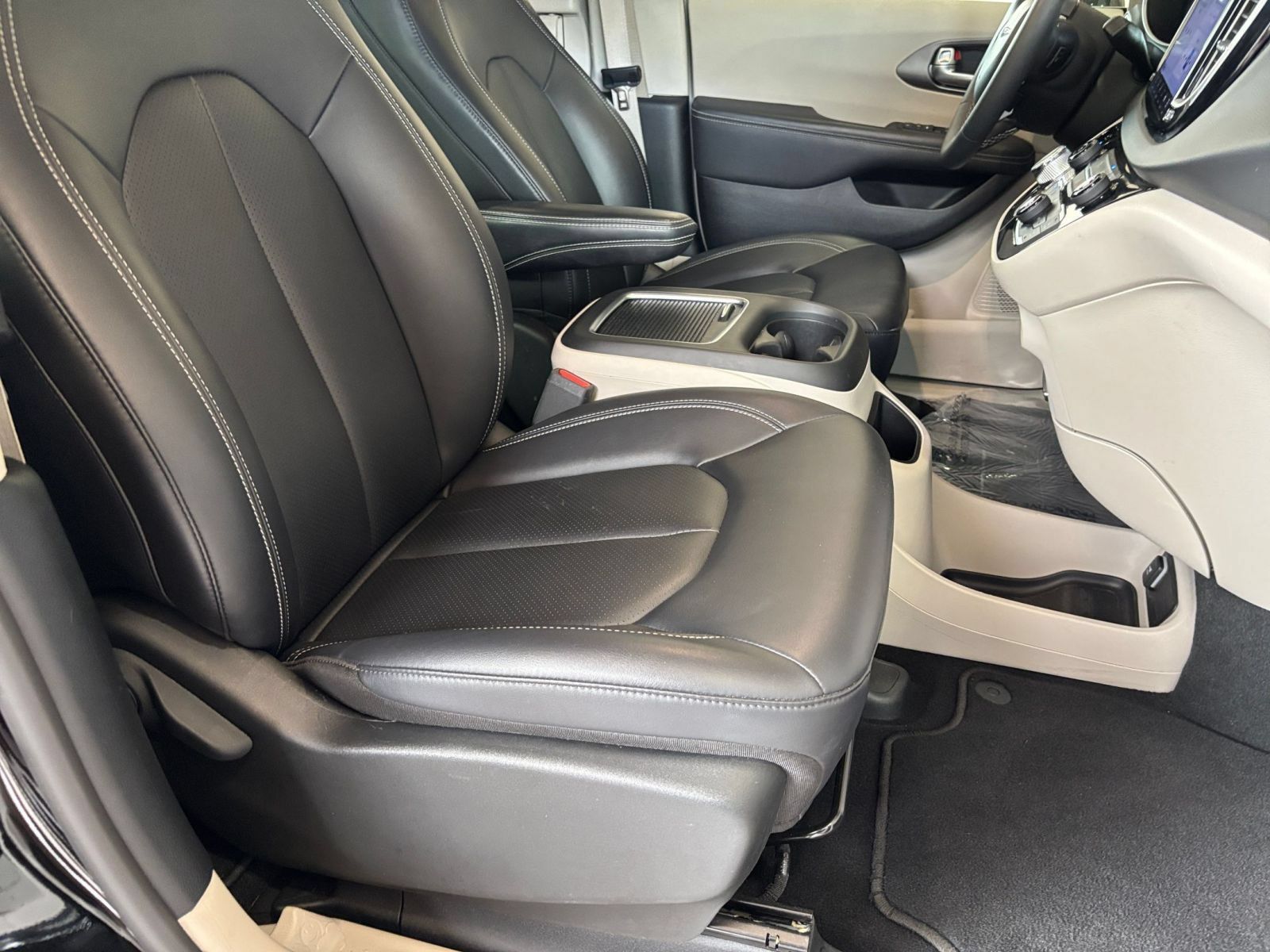 Used 2024 Chrysler Pacifica Touring-L FWD image 37