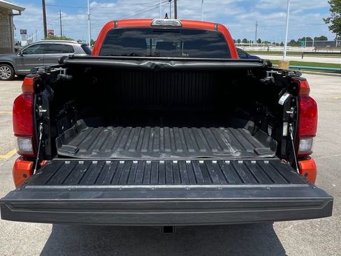 Used 2018 Toyota Tacoma TRD Off-Road w/ Technology Package RWD image 11
