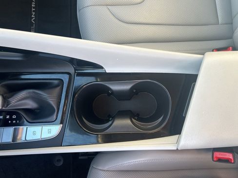 Used 2025 Hyundai Elantra Limited image 27