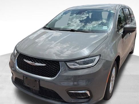 Used 2023 Chrysler Pacifica Touring-L FWD image 3