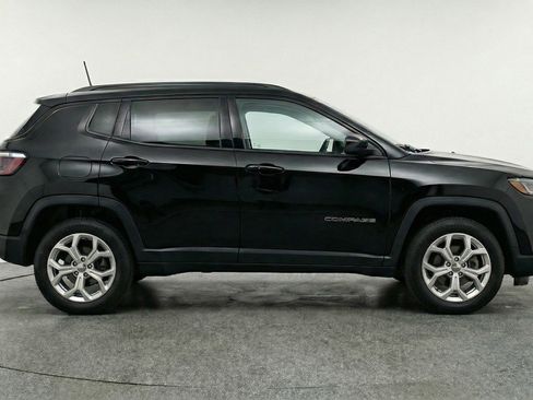 Used 2025 Jeep Compass Latitude image 11