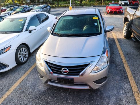 Used 2019 Nissan Versa SV FWD image 4