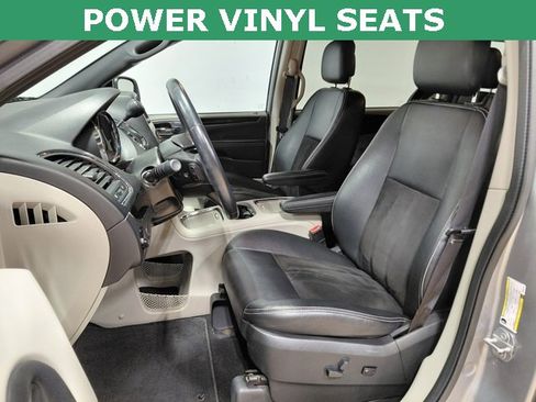 Used 2019 Dodge Grand Caravan SXT image 3