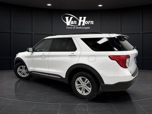 Used 2023 Ford Explorer XLT image 3