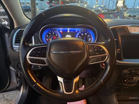 Used 2018 Chrysler 300 Touring L image 31