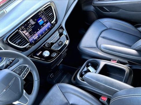 Used 2025 Chrysler Pacifica Select FWD image 18