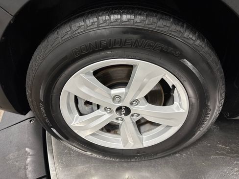 Used 2022 Kia Sorento LX FWD image 2