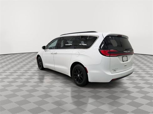 Used 2022 Chrysler Pacifica Touring-L image 8