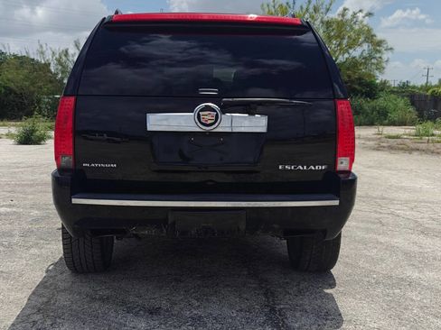 Used 2013 Cadillac Escalade Platinum RWD image 5