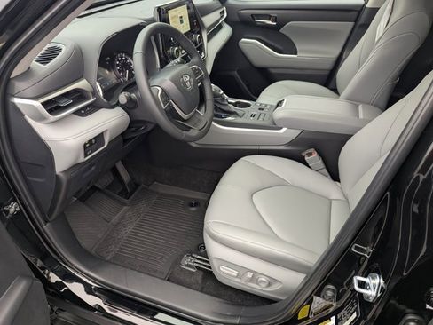 Used 2026 Toyota Highlander XLE image 9