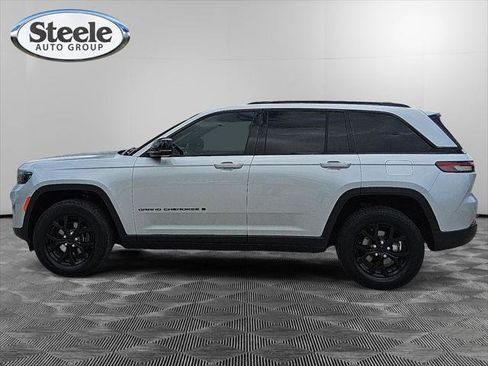 Certified 2024 Jeep Grand Cherokee Altitude AWD/4WD image 2