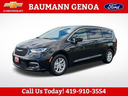 Used 2025 Chrysler Pacifica Select