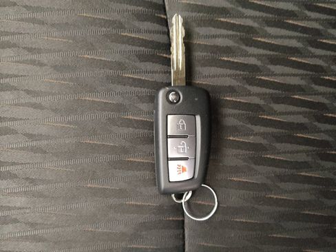 Used 2019 Nissan Rogue S image 32