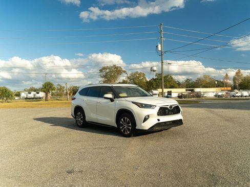 Used 2021 Toyota Highlander XLE image 11