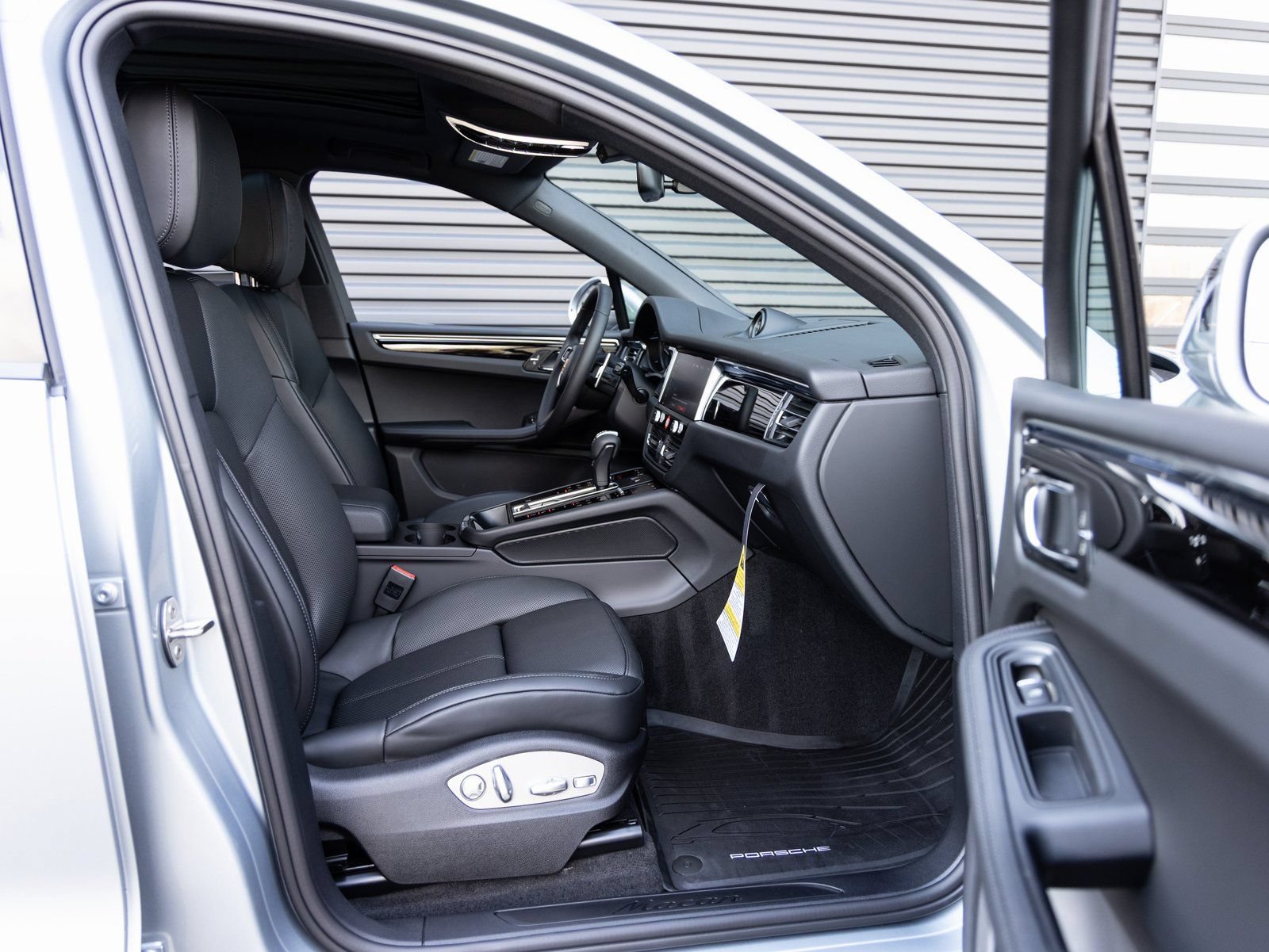 Certified 2026 Porsche Macan AWD/4WD image 33