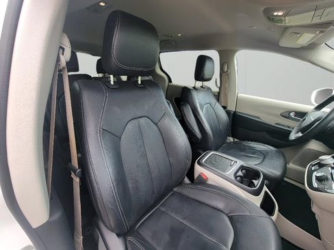 Used 2022 Chrysler Pacifica Touring-L FWD image 36