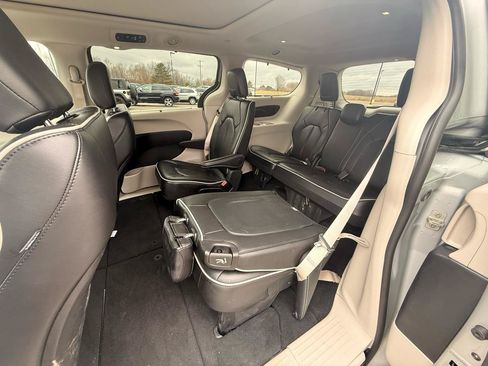 Used 2024 Chrysler Pacifica Limited FWD image 12