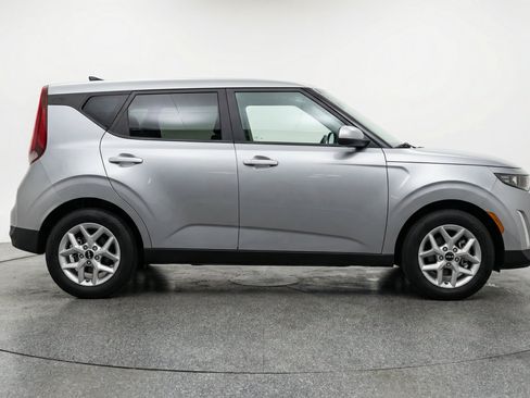 Used 2025 Kia Soul LX w/ LX Technology Package FWD image 11