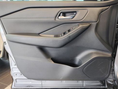 Used 2025 Nissan Rogue SV w/ SV Premium Package FWD image 29