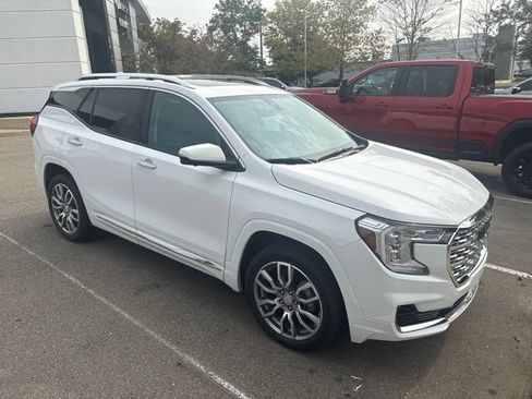 Used 2024 GMC Terrain Denali w/ Denali Premium Package AWD/4WD image 3
