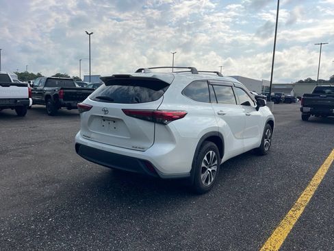 Used 2021 Toyota Highlander XLE AWD/4WD image 5