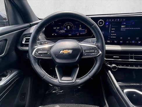 Used 2025 Chevrolet Traverse LT FWD image 7