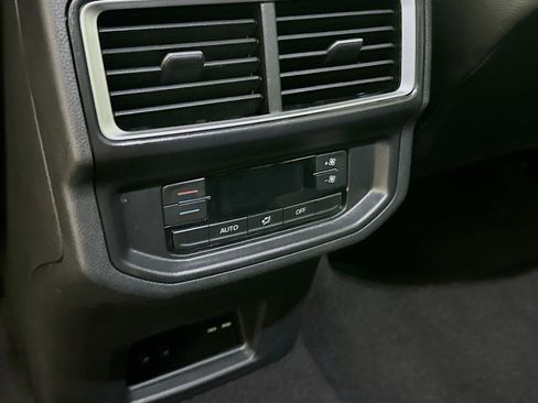 Used 2025 Volkswagen Atlas SE image 27