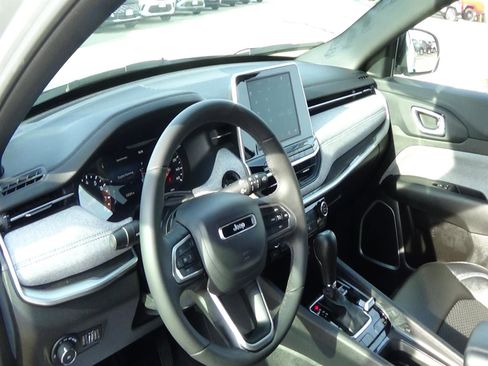 Certified 2025 Jeep Compass Latitude AWD/4WD image 17