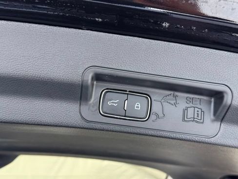 Used 2025 Ford Explorer Active AWD/4WD image 5