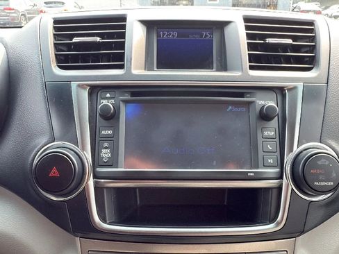 Used 2013 Toyota Highlander SE image 18