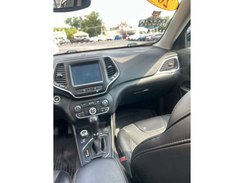 Used 2022 Jeep Cherokee Latitude Lux w/ Sun & Sound Group AWD/4WD image 12