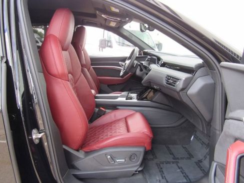 Used 2022 Audi e-tron S Prestige w/ Prestige Package image 23