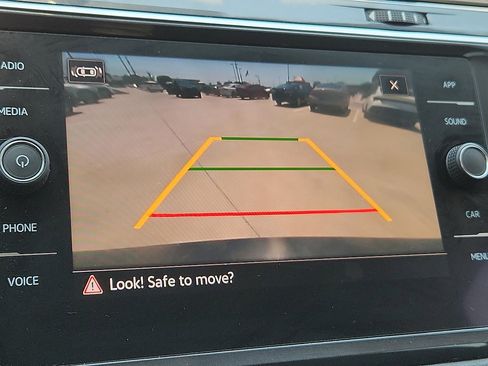 Used 2021 Volkswagen Tiguan SE image 8