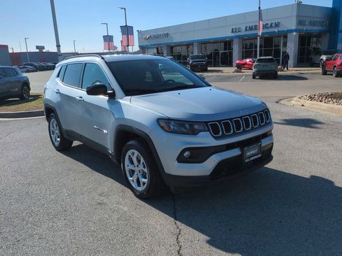 Used 2024 Jeep Compass Latitude image 2