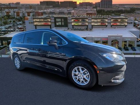 Used 2023 Chrysler Voyager LX image 1