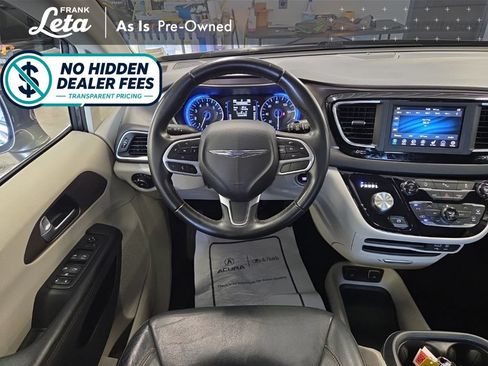 Used 2018 Chrysler Pacifica Touring-L FWD image 17