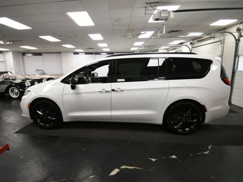 Used 2025 Chrysler Pacifica Limited FWD image 5