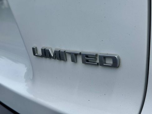 Used 2019 Jeep Cherokee Limited FWD image 25