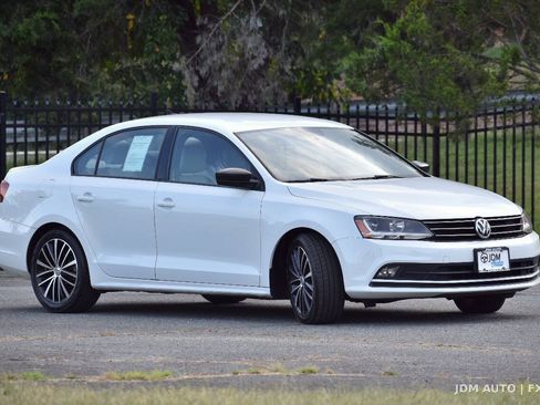 Used 2017 Volkswagen Jetta Sport FWD image 4